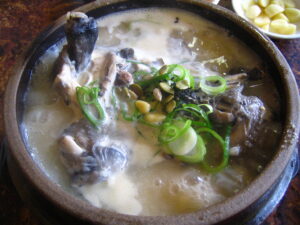 1024px-Korean_soup-Samgyetang-01