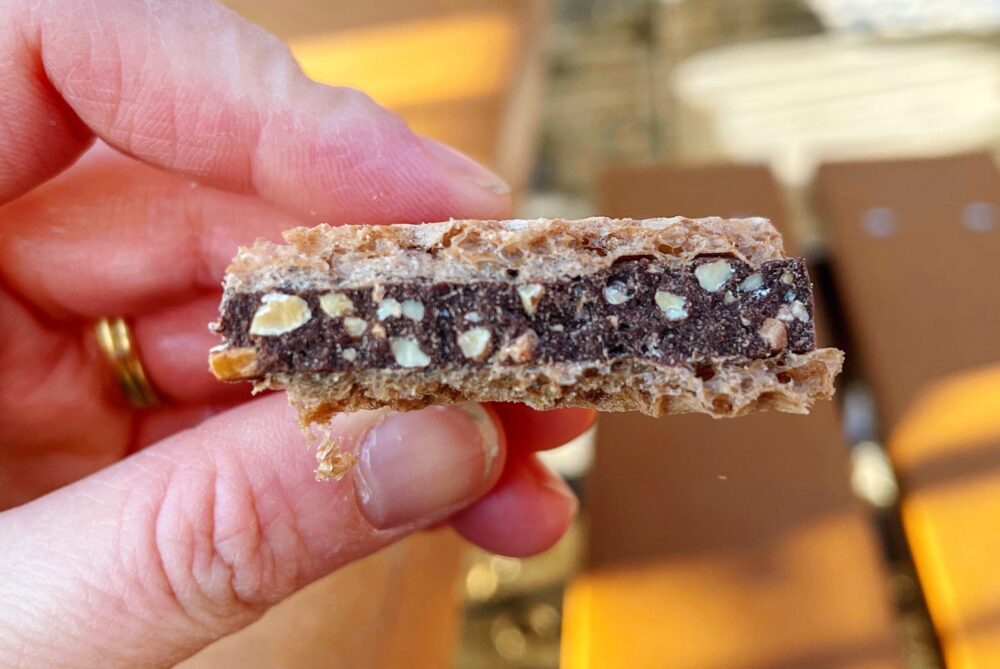 Hanuta - Review of Germany\'s Popular Chocolate Hazelnut Snack!