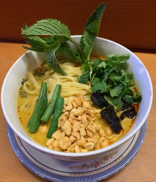cà ri chay, a vegetable-based curry noodle dish